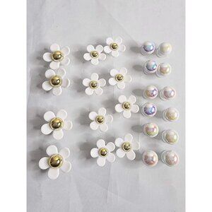 25 Pcs White and Gold Daisies and Iridescent Pearls Shoe Charms